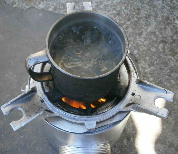 tin can rocket stove boiling water