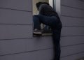 6 Signs Your Neighbor Will Become A Looter As Soon As SHTF